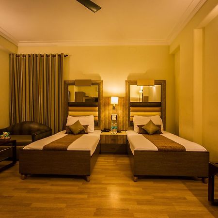 The Suncourt Hotel Yatri New Delhi Exterior foto